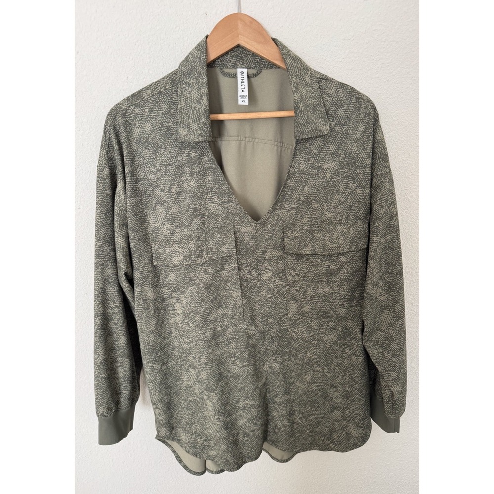 Athleta Size XL‎ Zuma Printed V-Neck Top Viper Shadow Olive Athleisure Stretch